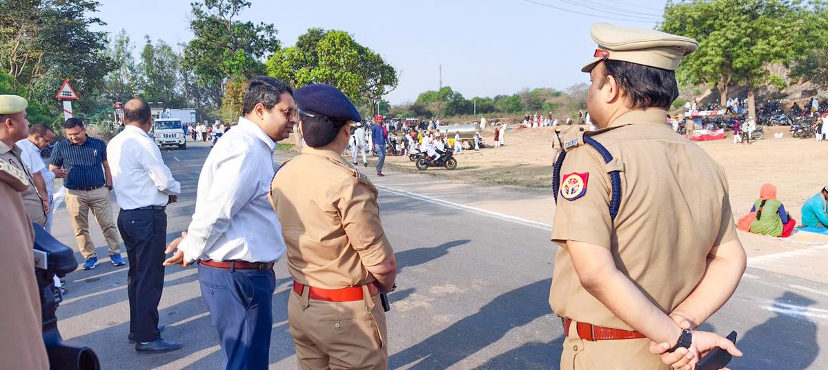 mahobapolice's tweet photo. #SPMBA @IPSAparnaGupta द्वारा #DMMBA के साथ संयुक्त रुप से भ्रमणशील रहकर जनपद महोबा में ईद-उल-फितर की नमाज़ सकुशल सम्पन्न कराई गयी तथा कानून एवं शांति व्यवस्था बनाये रखने हेतु ड्यूटी पर तैनात अधिकारी/कर्मचारीगण को आवश्यक दिशा निर्देश दिये गये।
#UPPolice https://t.co/WzV6U04Prl