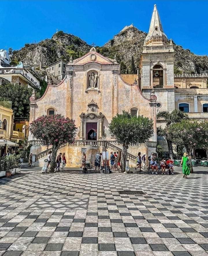 🇮🇹 Taormina, Messina, Sicilia 📷 @gea.gal #taormina #messina #sicilia #sicily #island #isola #beautiful #instagood #bestphoto #amazingphoto #photooftheday #travel #travelplace #travelphoto #italy #italytrip #italytravel #italia #italytour #italian #italytourism #italyintheheart