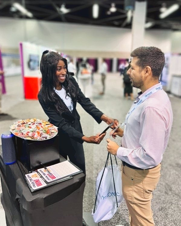 Our delightful Trade Show Associate brings smiles to everyone at Day 2 of #ICPApex2024 in #Anaheim!

#KPGEventServices #TradeShowJoy 🎉🌟👏
#TradeShowSuccess'