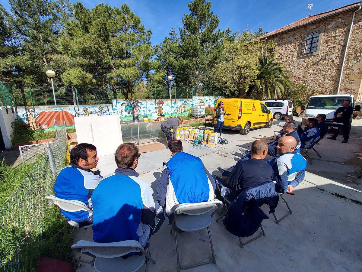 Estamos con el #ayuntamientosalamanca para mostrar nuevas técnicas de <a href="/SikaSpain/">Sika España</a> para colocación de suelos urbanos #Streetscape