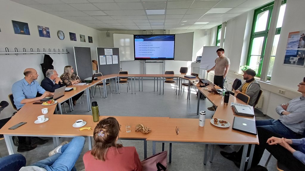 MMagdowski's tweet image. Jetzt geht es in einen ersten Workshop zum Thema #Studienwerbung für den interdisziplinären Kooperationsstudiengang #AI_Engineering mit @marcel686, denn in jedem Fall könnten wir noch ein paar mehr Studierende gebrauchen.