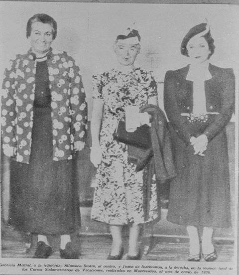 De izquierda a derecha: Gabriela Mistral, Alfonsina Storni y Juana de Ibarbourou. Montevideo, verano de 1938.