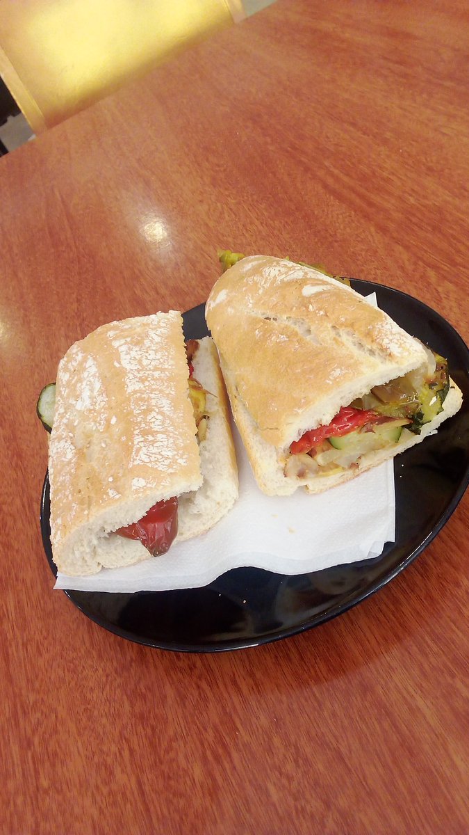 Almuerzo con deliciosos #vegetales que hacen que mi #salud esté estupenda sin cargarme a nadie 🐷🐟🐮🐤🐓 ni destrozar el #planeta y en un rato, a seguir limpiando los patios de colegio, los lugares donde se debería fomentar el #antiespecismo.