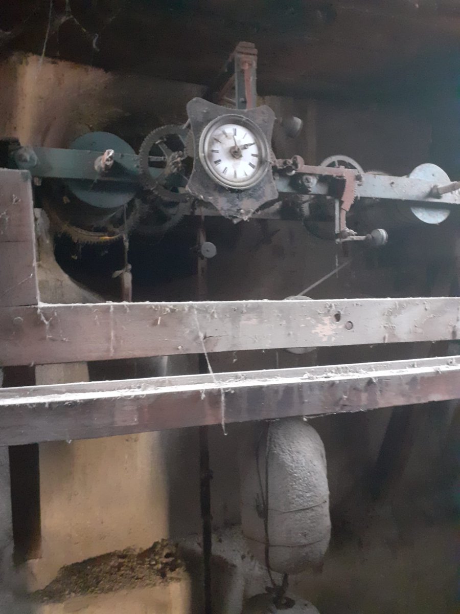 Lo storico, si sa, ha molto a che fare con libri, documenti, scrittura. Ciò non esclude lati avventurosi. Come l'altro giorno, quando, novello Indiana Jones, ho esplorato i traballanti sottotetti di un ospedale di provincia alla ricerca degli ingranaggi del vecchio orologio.