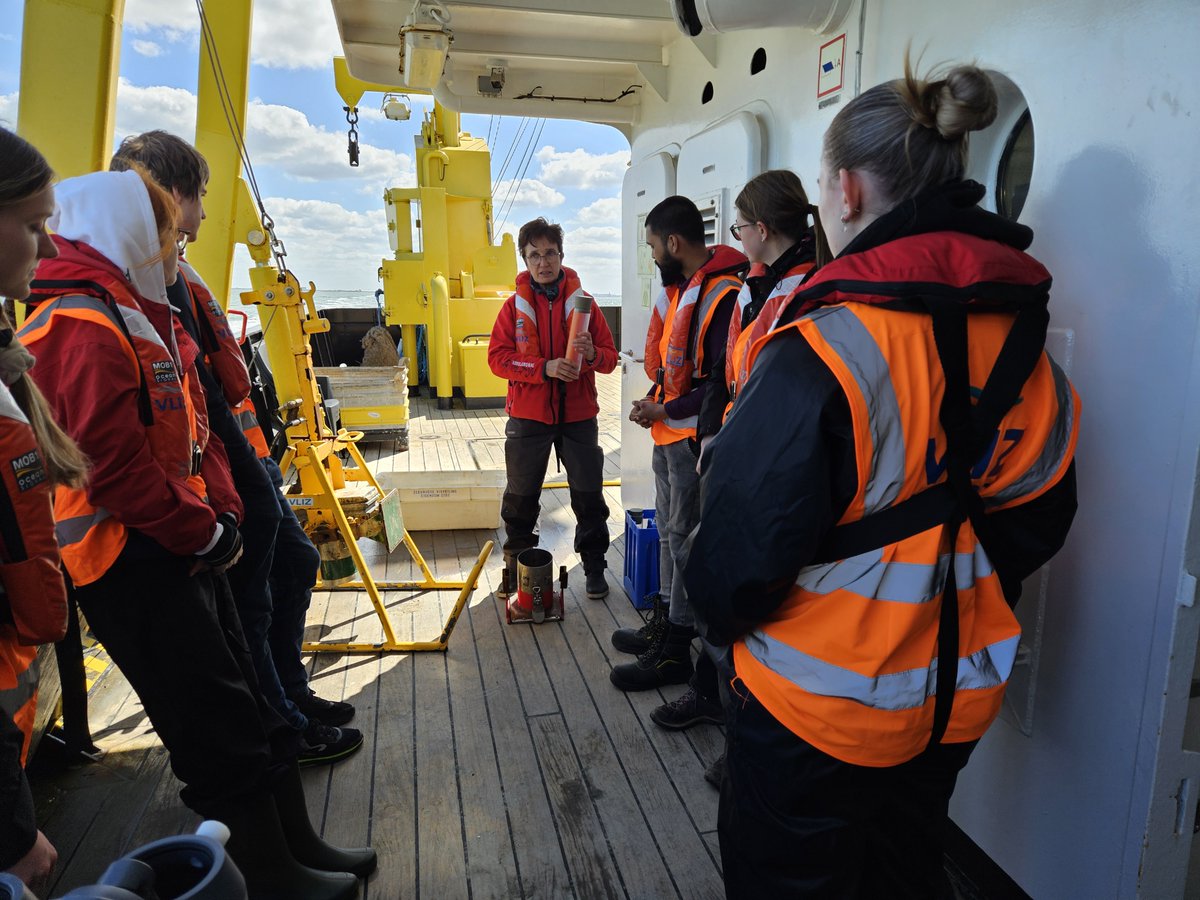 Yesterday professor Martine Leermakers, @DelphineVdp, Guanlei Li and our masterstudents environmental chemistry were welcomed on board of Simon Stevin 🚢⚓️ to sample seawater and sediment cores in the Belgian Coastal Zone  🌊☀️
@VLIZnews @researchvub