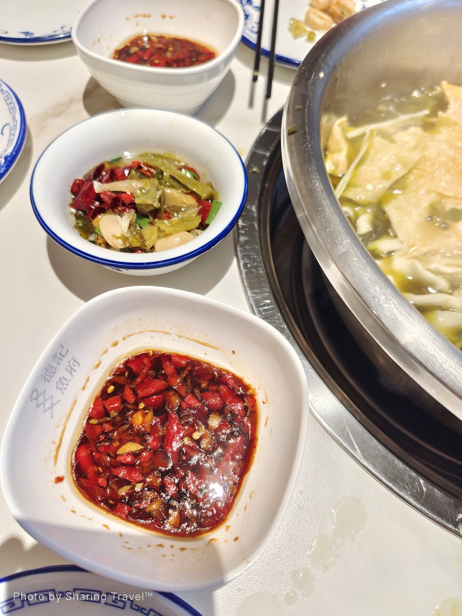 Our dinner in Bijie, Guizhou. Fish with Chinese sauerkraut has a lot of peppers. However, the waiter still provided us with extra peppers.😅It tastes good, and the processed fish is in good shape.