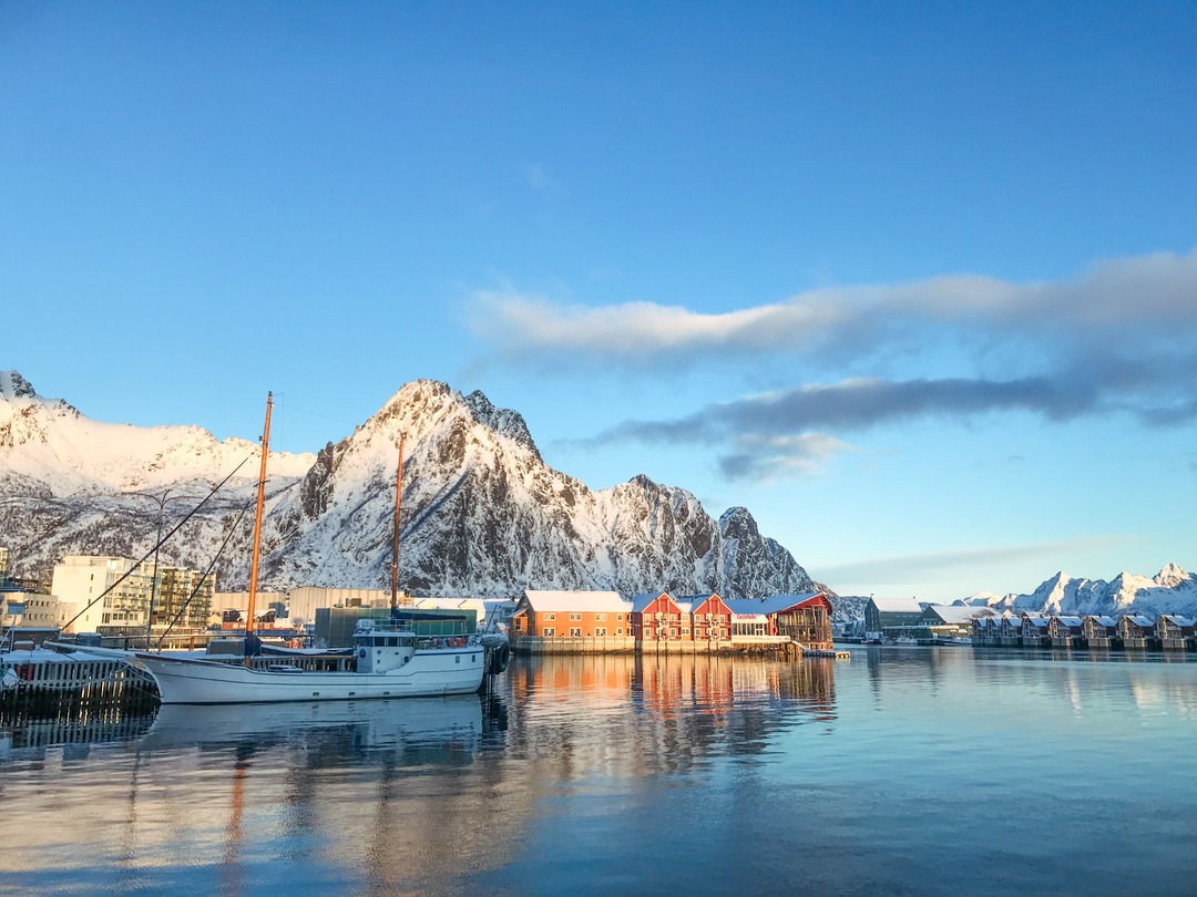 WorldSeaExplor1's tweet photo. Two seasons, one breathtaking beauty.  S/Y Stella Oceana in Svolvær, Lofoten, captured against the lush green of summer mountains and the enchanting snowy vistas of winter. Nature's ever-changing canvas never fails to mesmerize. 
#explorenorway #sailingnorway #visitnorway https://t.co/oThpZzyloZ