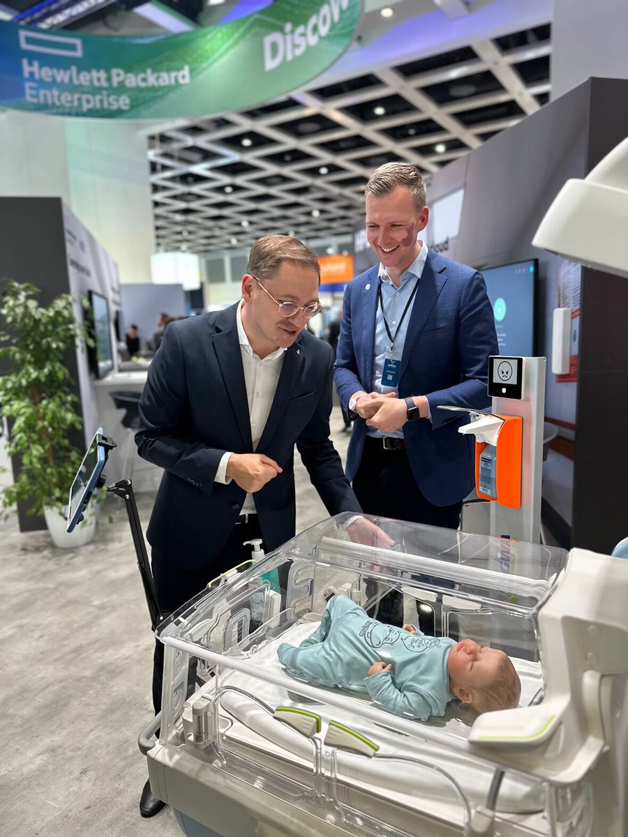 HyprosHealth's tweet image. Unser #Inkubator Monitoring ist ein Blickfang am Stand D-103 in Halle 2.2

@Dahlemann hat sich von dieser Lösung zur Reduzierung des Infektionsrisikos bei Frühgeborenen auch einen Einblick verschafft. 
@_DMEA #dmea2024 
#neonatologie #hypros #hpe #aruba