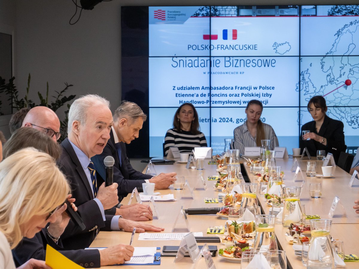 Dziś w siedzibie @PracodawcyRP odbyło się polsko-francuskie śniadanie zainaugurowane przez prezesa @dutkiewiczrafal i ambasadora Francji @EdePoncins. Nasi członkowie poznali praktyczne aspekty wejścia na rynek drugiej największej gospodarki UE.