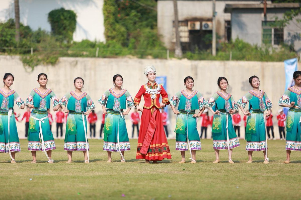 At the opening ceremony of the #sports meeting of #Danzhou No. 2 Middle School, teachers and students showcased dragon dance🐉🕺 and Danzhou Diao Sheng（A kind of folk music）🎶🎵. Their unique Danzhou #cultural performances earned huge applause from the audience.