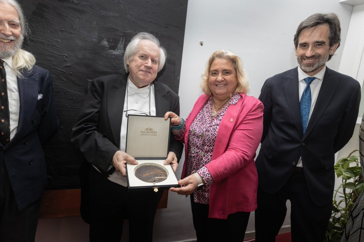 🎹 Grigory Sokolov, pianista ruso nacionalizado español, recibió ayer la Medalla de Oro del @palaumusicavlc donde ha actuado los últimos 10 años. 🥇 Este galardón reconoce a las personalidades del mundo de la música que tienen o han tenido una especial vinculación con #València.