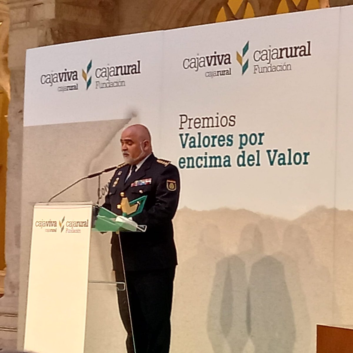 Hemos recibido el ’Premio Popular’ en los Premios ’Valores por Encima del Valor’ de @fundcajaruralbu reconociendo la labor altruista realizada por colectivos y personas en #Burgos 🏆 Homenaje a nuestra institución por el #BicentenarioPolicía ¡Gracias! elcorreodeburgos.com/cultura/240410…