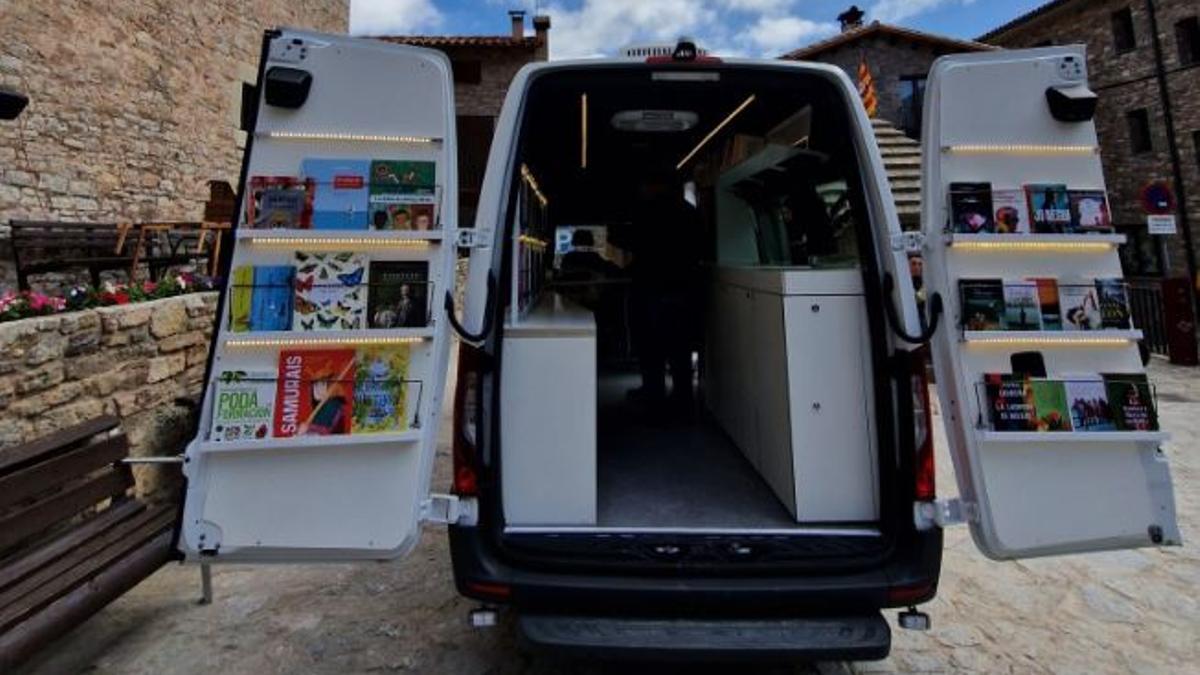 🚐 🎂 Avui fa un any que van entrar en servei els bibliobusos Serra del Cadí i Serra de Rubió de @bibliotequesXBM per fer arribar la lectura pública als pobles de menys de 300 habitants. Cada vehicle ha fet ja més de 16.000km! Amb la incorporació d'aquestes furgonetes lleugeres,…