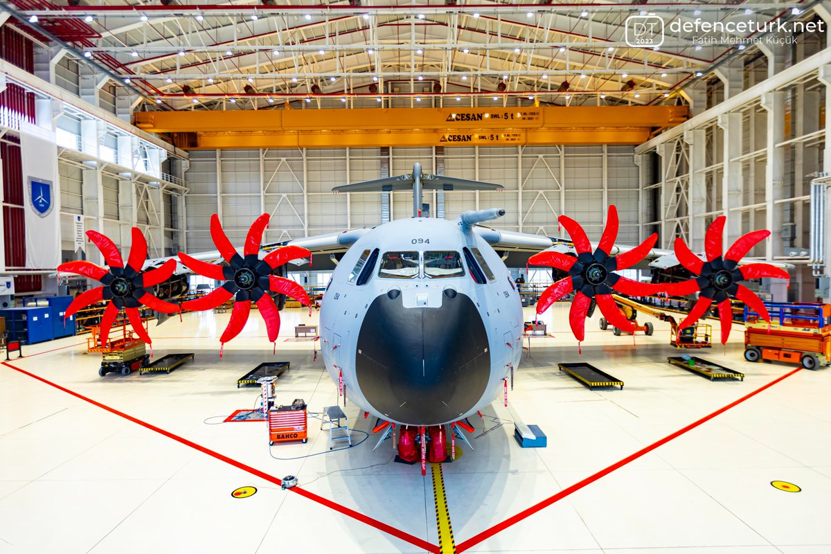 🛡️🇹🇷Retrofit çalışmaları icra edilen A400M Nakliye Uçağı 🔸Uçakların üretimi sonrası yeni kabiliyetlerin kazandırılması ve bazı güncellemelerin uygulanması için gerçekleştirilen retrofit çalışmaları 2'nci Hava Bakım Fabrika Müdürlüğü - Kayseri'de gerçekleştiriliyor.…