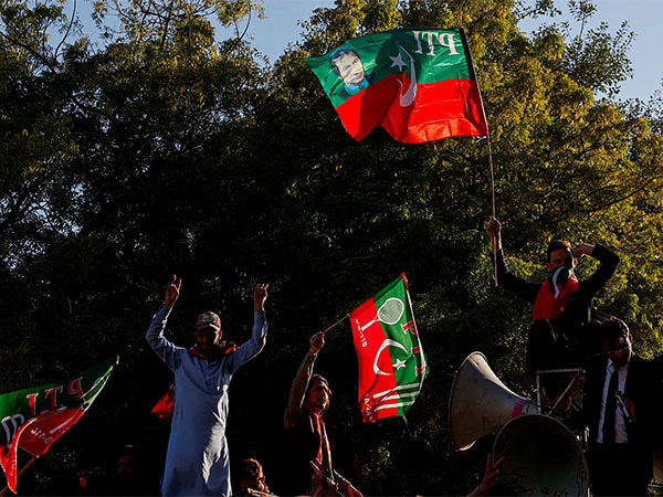 After being temporarily held by the police for protesting and filming films outside the main gate of #Adialajail on the first day of #EidulFitr, five #Pakistan Tehreek-e-Insaf (#PTI) workers were freed.