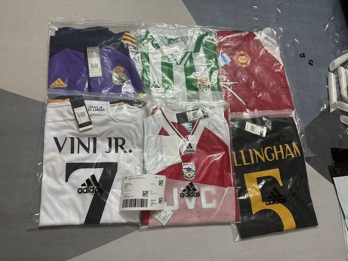 ✈️Más pedidos que han salido estos días de fábrica. -Camisetas de fútbol NBA, NFL, NHL, MLB, etc. -Chandals de fútbol, NBA y de las mejores marcas. -Ropa de las mejores marcas -Zapatillas de las mejores marcas