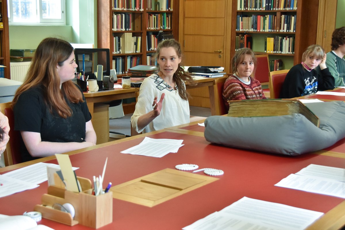 Millie Lewis @englishunicam @magdalenealumni leads a workshop for our 'Medieval Worlds' programme for Yr 12 students. 'Alone am y and Wille to be alone' with help from Tuija Ainonen @ParkerLibCCCC and MS 079: Pontifical