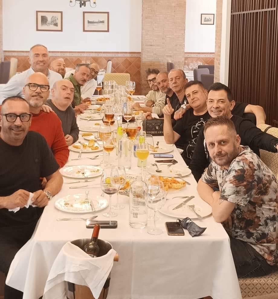 LRutaDelBakalao's tweet photo. Conoces a alguno de los que salen en la foto?😜

.El sábado 27 de abril, reviviremos la auténtica música de la "Ruta del Bakalao" de la mano de sus creadores originales.
.
#LRDB #meticsclub #lahuelladelaruta #merchandising #larutadelbakalao
#TheOriginalClubbingCulture https://t.co/XYLjSXooO3