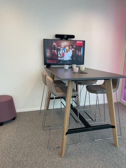 Even short, ad hoc meetings should be effective and meaningful. And they can be thanks to tech & design. See? 👉This small huddle room was created with amazing tech from our partner @Sennheiser