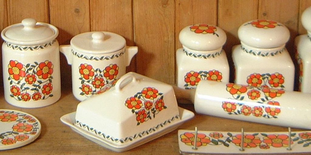 Colourful #retro Taunton Vale orange daisy to add a real funky feel to your kitchen. bit.ly/291gCo2 

#retrohome #70s #throwbackthursday