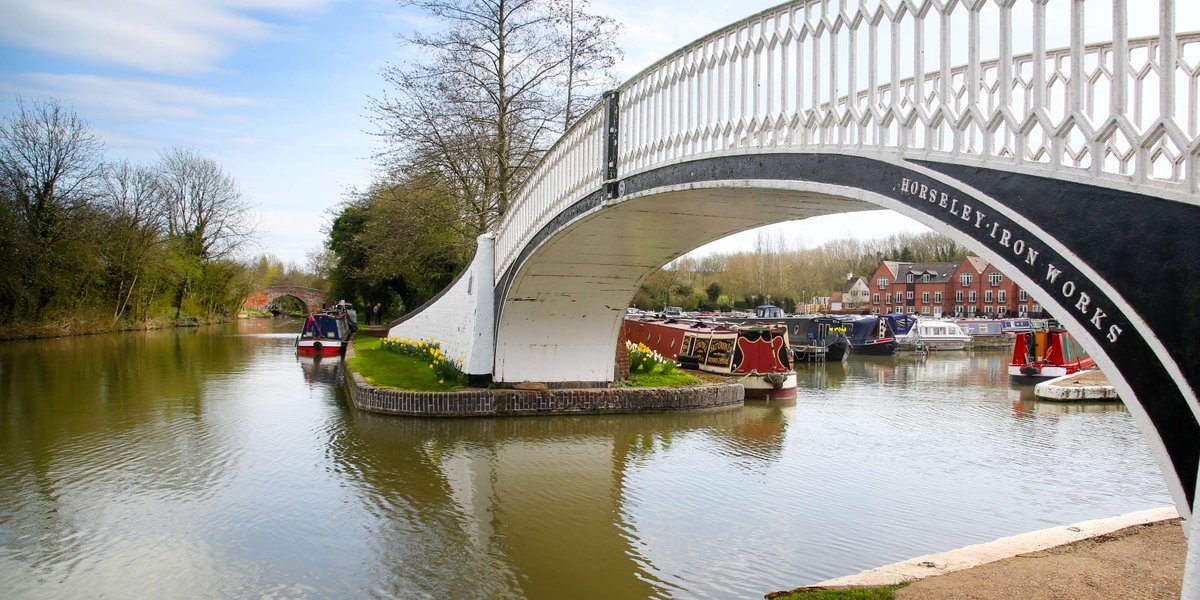 We look after many types of bridges across our network, from cheaper timber structures to traditional masonry and cast iron, many of which were built 200+ years ago 🌉 Have you got an interesting or unusual bridge near you? Let us know below! 📍 Braunston, Grand Union Canal