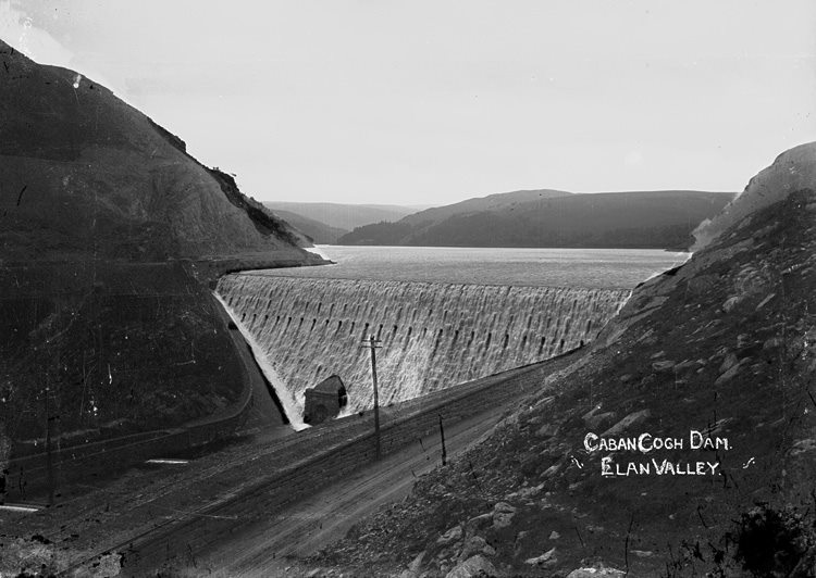 #ThrowbackThursday Take a look at this photograph from the early 1920s of Caban Coch Dam and notice the stone wall running alongside the road... # Hen Lun Iau Edrychwch ar y llun hwn o’r 1920au cynnar o Argae CabanCoch a sylwch ar y wal gerrig sydd ochr yn ochr a’r ffordd...