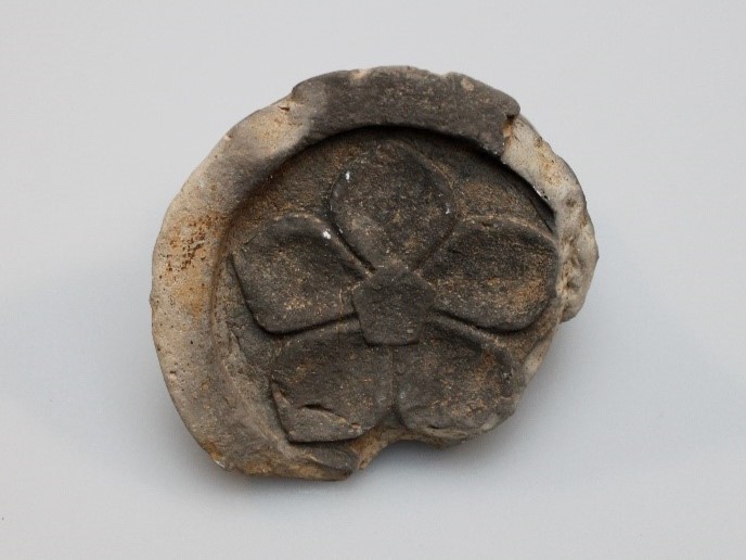 今週の #家紋瓦】 その4 桔梗紋軒丸瓦 難波宮跡公園で出土した瓦