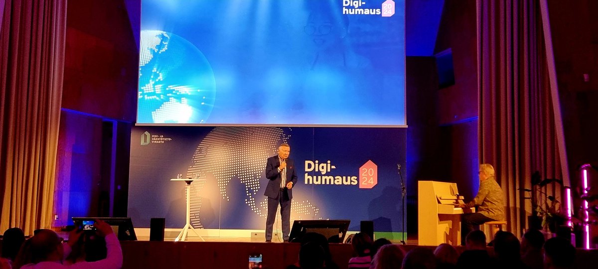 Vuoden kovin digitalisaatiotapahtuma #digihumaus (teemana väestön ikääntyminen ja monimuotoistuminen) alkoi legendojen esityksellä. 🤩 #dvv
