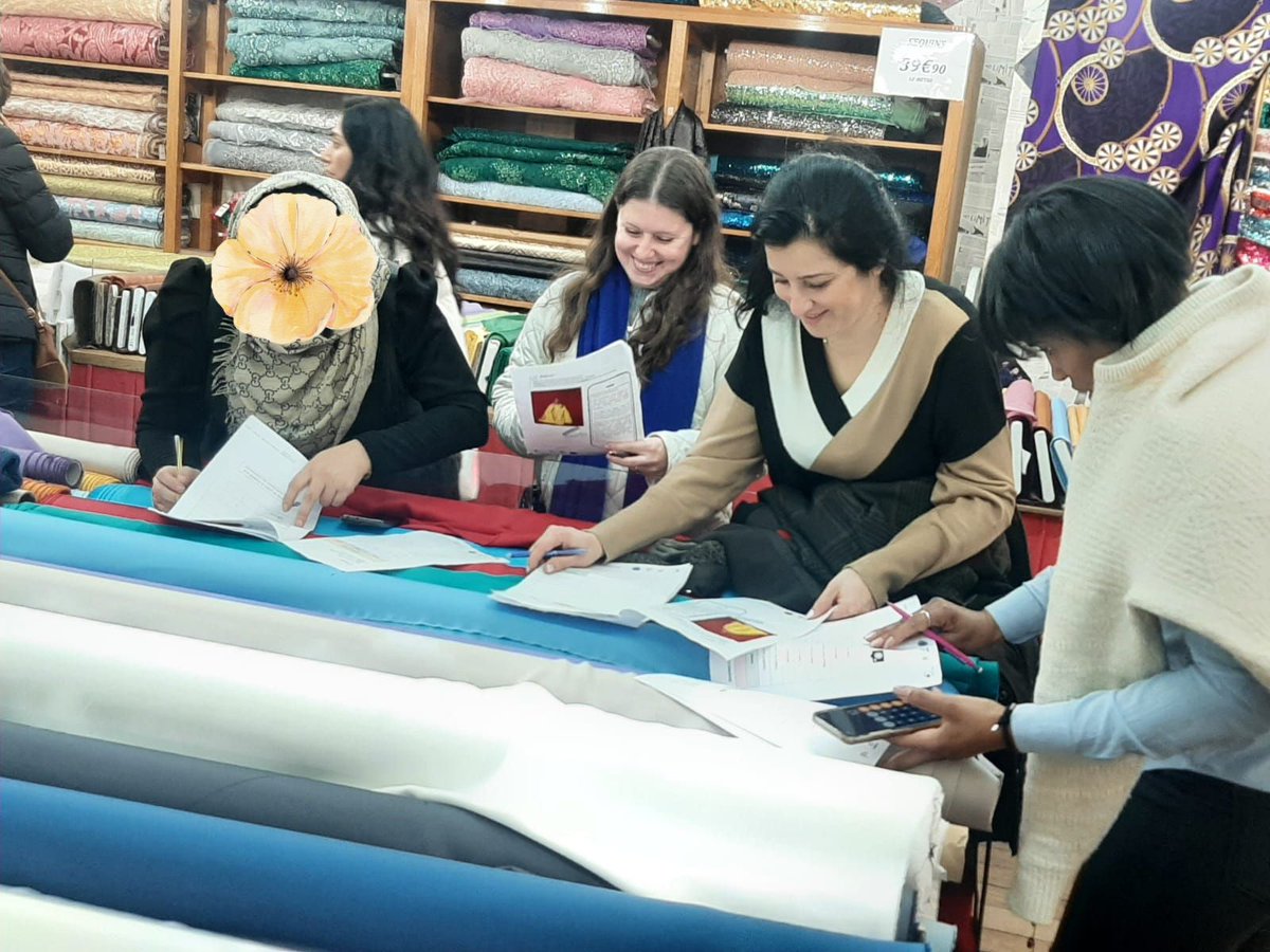 [Formation]

Une mission : acheter du tissu pour habiller Beyoncé pour la Fashion Week à Paris.
Un lieu : le marché Saint-Pierre
Temps pour réaliser la mission : 2h30
Voilà en résumé la sortie du groupe 2 du projet Mod'Action ! Bravo à toutes les personnes qui ont joué le jeu !