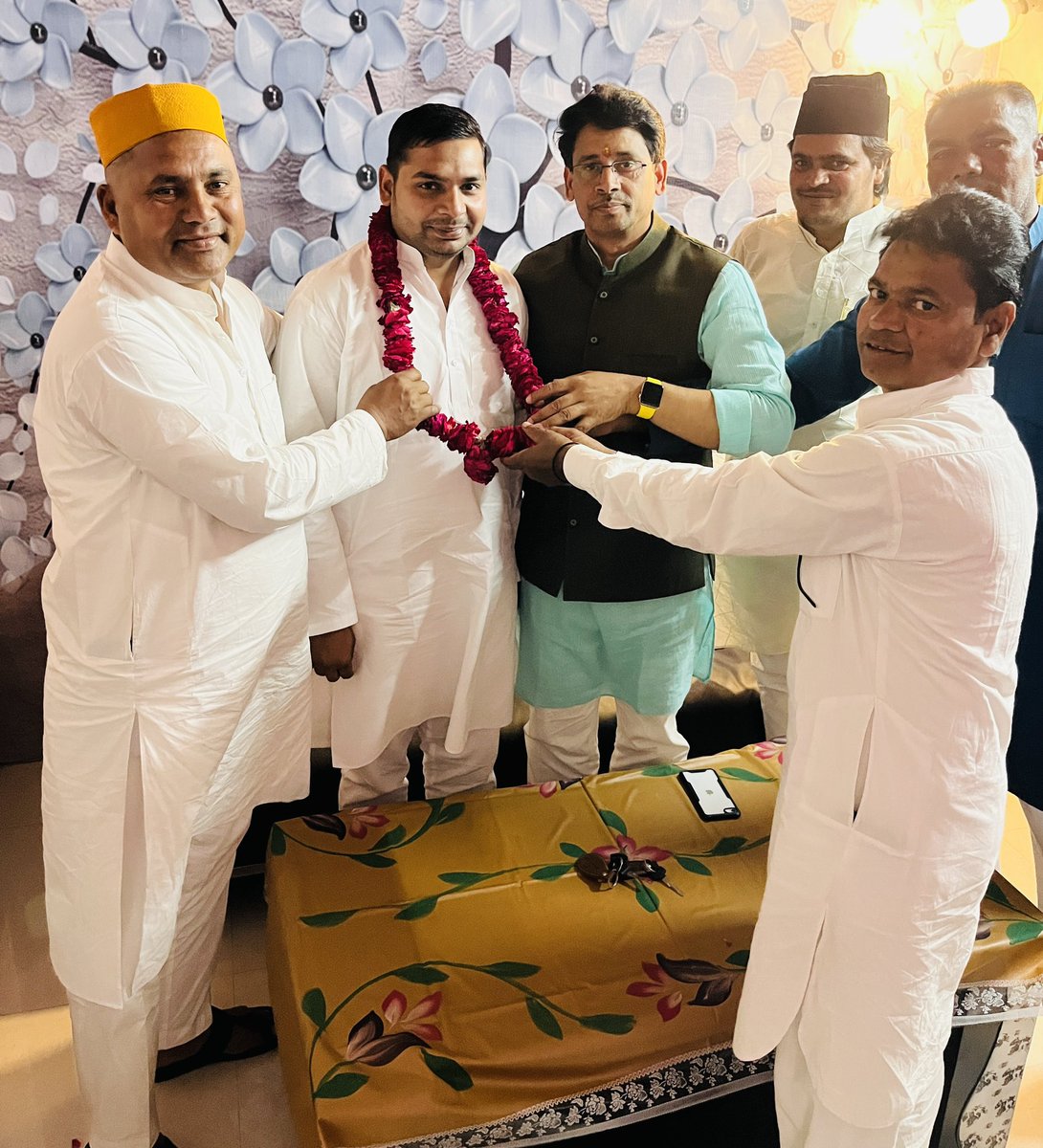 NareshSharma36_'s tweet photo. आज ईद के पावन पर्व पर हरिद्वार ग्रामीण विधानसभा में अपने परिवार के लोगो से मिलकर ईद की मुबारकबाद दी! #Eid_Mubarak https://t.co/FMmmtrZ17o