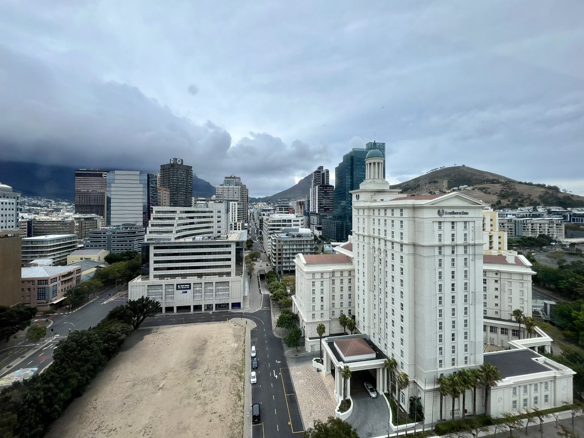 When it is clear in Cape Town, it is easy to see why the mountain is called “Table Top” Mountain. And when the fog drapes the mountain, it is called a “table cloth”. But even clear, the winds are too strong to go up in the cable car 🥲 @CapeTown @CapeTownTourism