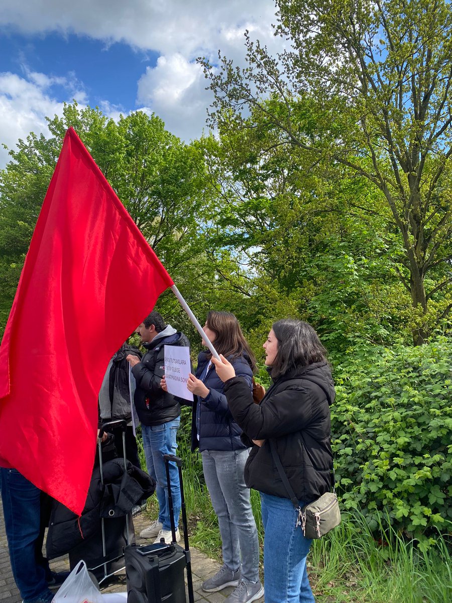 📌 Tek Tip Elbise İşkencedir! Düsseldorf hapishanesinde tutsak olan Haydar Demiray'a tek tip elbise dayatması yapılıyor. Haydar Demiray ise bu onursuz dayatmaya karşı açlık grevinde. Faşist 129 Yasaları Kaldırılsın Komitesi Haydar Demiray için hapishane önünde eylem yaptı.