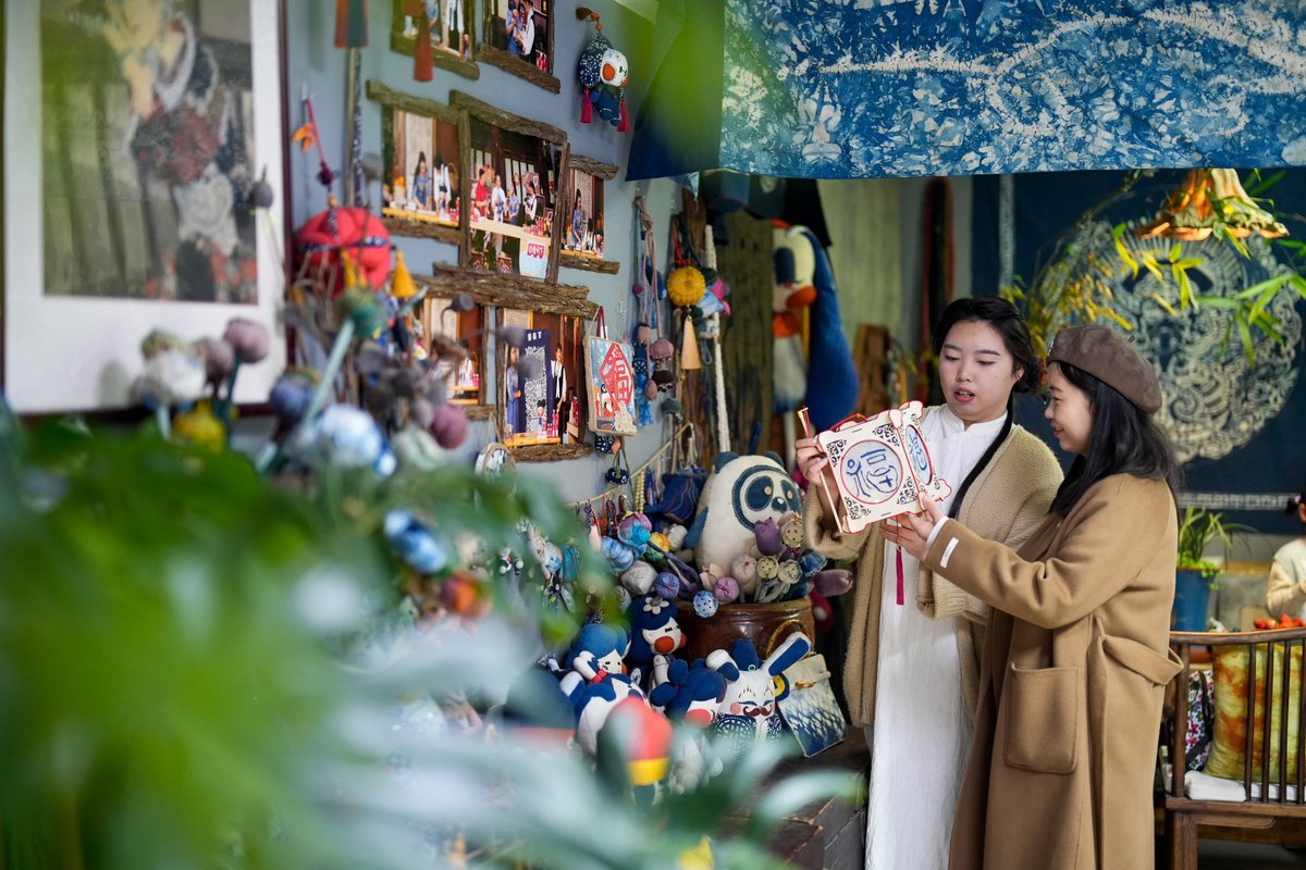 Meet Lisa, a 25-year-old girl from Tangshan. Since childhood, she has been learning #batik from her mother. After graduating, Lisa chose to return to Tangshan and start her business by establishing a  studio. Today, the studio has attracted more like-minded young people to join🙃