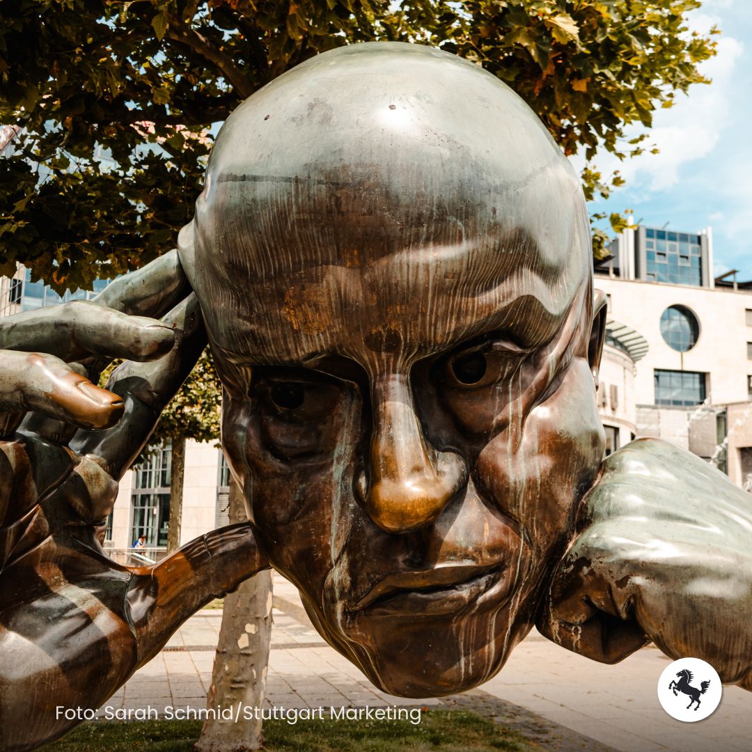 #Lieblingsviertel: Grübelnd und in Gedanken versunken steht der #Denkpartner auf dem #Börsenplatz und vor dem #Friedrichsbau. Als eines von vielen Wahrzeichen steht die von Hans-Jörg Limbach geschaffene Bronze-Plastik seit 1980 im Zentrum von #Stuttgart. lieblingsviertel-stuttgart.de