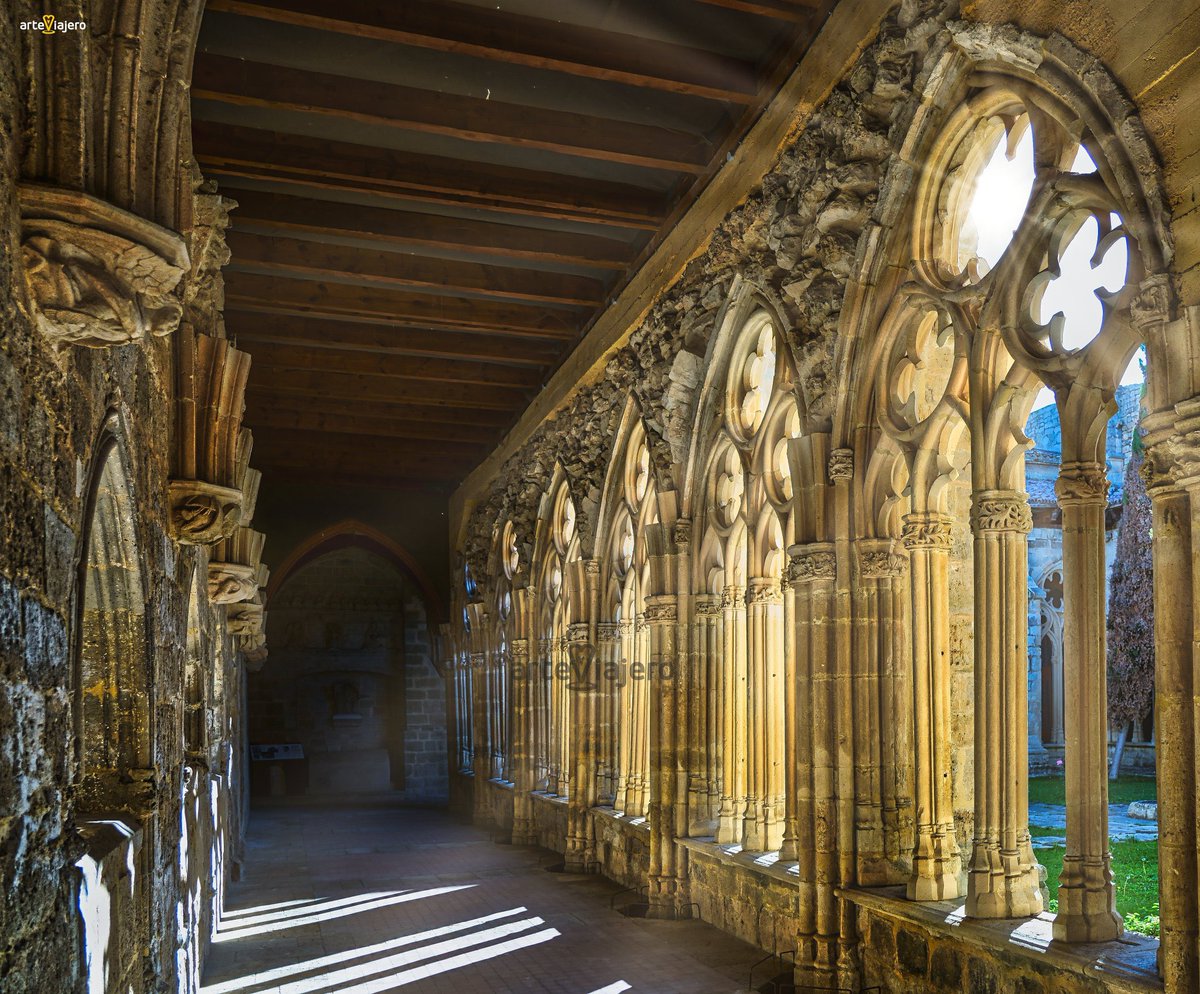 Iglesia de Santa María la Real de Sasamón, un templo que sorprende por sus dimensiones catedralicias. Además puede considerarse como una de las obras capitales del arte gótico en Castilla y León #FelizJueves #BuenosDias #photograghy