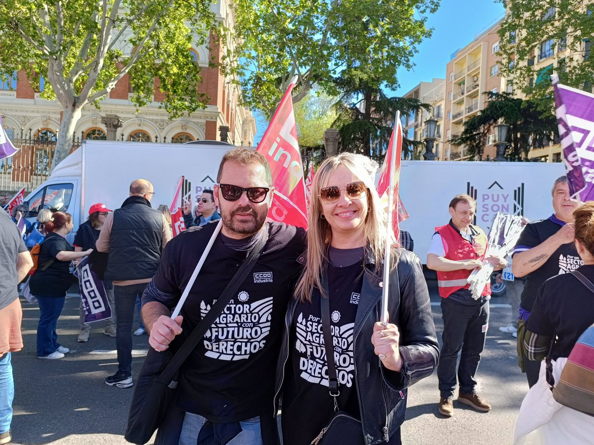 🔴 @mapagob asómate y escucha, aquí estamos las personas trabajadoras del sector agrario exigiendo derechos y un futuro para el sector.
#AgroConDerechosYFuturo #AgroCCOO