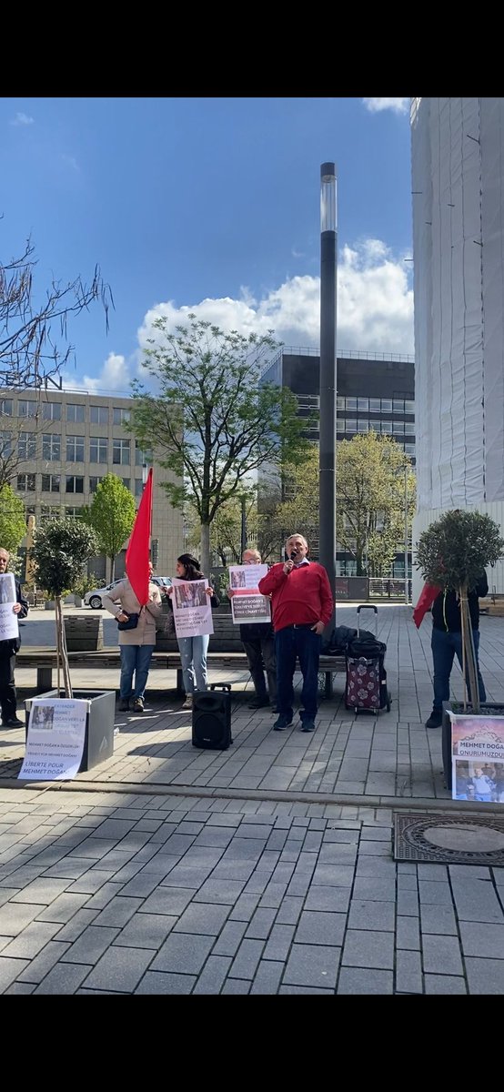 📌 Mehmet Doğanı Sınır Dışı Etmek Cinayettir! NRW Halk Meclisi 10 Nisan Çarşamba Günü Düsseldorf Fransız Konsolosluğu önünde, Mehmet Doğanın Fransız emperyalizmi tarafından Türkiye’ye iade edilmek istenmesine karşı eylem gerçekleştirdi.