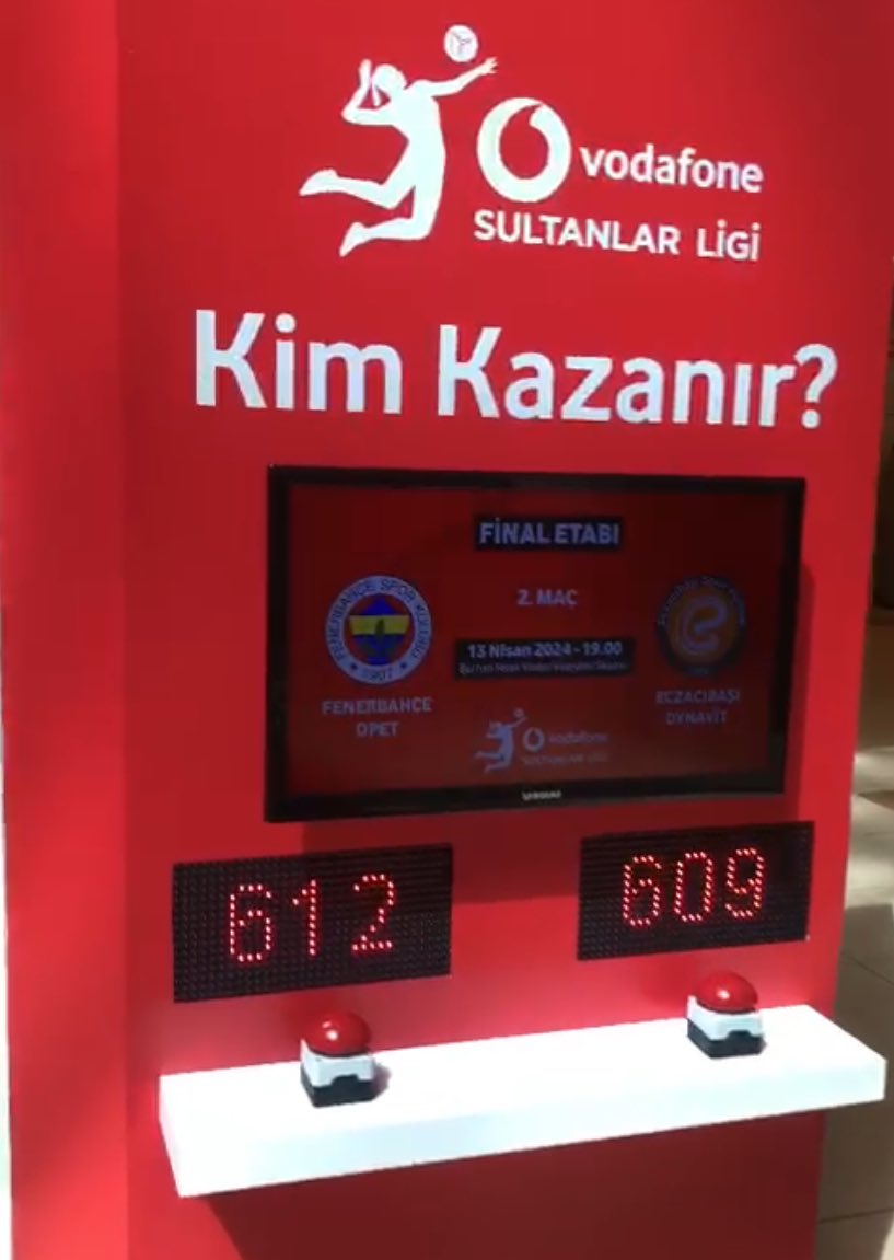 👀 Vodafone’un İstanbul’daki bir alışveriş merkezine kurulan final serisi özel anketi. 🏐 Tahminler yakın, sizce şampiyonluğu kim kazanacak?