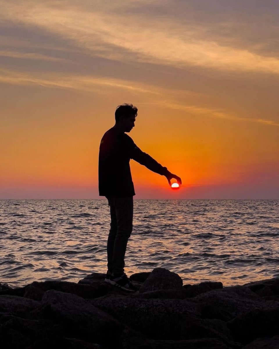 Drop your best silhouette photo taken with an iPhone!👇 #silhouette #iPhonephotography #photography 

Shot on iPhone by Bartdrul📱