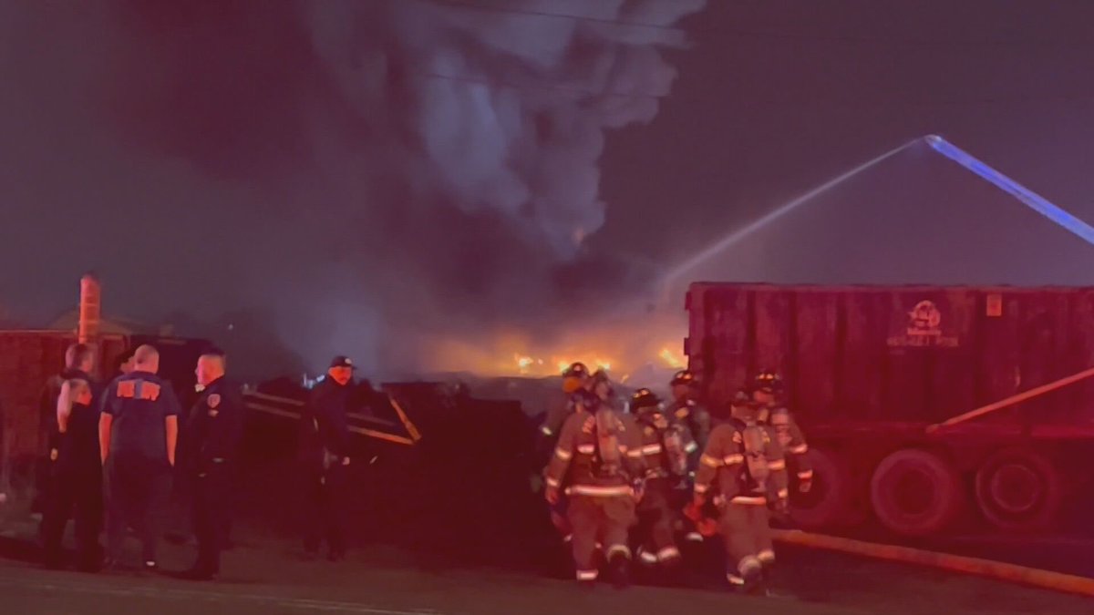 #BREAKING: Crews are still on the scene of a scrapyard fire in Providence. @allegrazamore is live on @NBC10 Sunrise with what’s happening at the scene 

turnto10.com/news/local/lar…