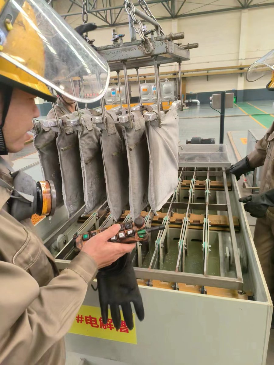 hngxiofn1's tweet image. The project with a daily processing capacity of 2 tonnes of high purity silver was officially delivered and put into production. Thank you for the customer's recognition of our equipment.#silverrefining #Silver