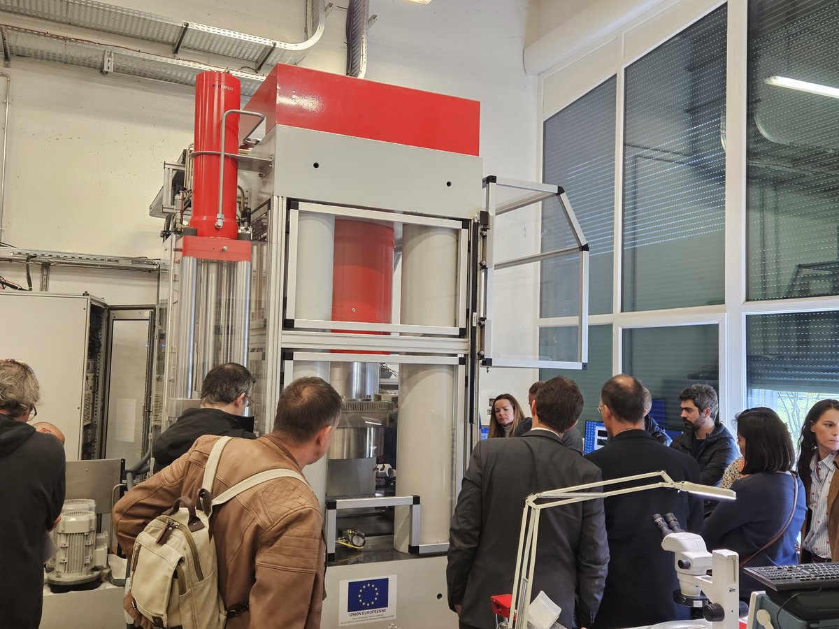 #AnnéePhysique Retour en images sur la journée de formation des enseignants et enseignantes de physique du secondaire à Clermont-Ferrand pour l'Année de la Physique 2023-2024. Au programme : conférences et visites de laboratoires @CNRS @CNRSphysique