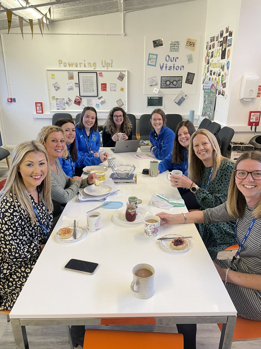 A great turn out today for our first #PanedASgwrs of the summer term! 🏴󠁧󠁢󠁷󠁬󠁳󠁿☕️@EAS_ProfLearn @EAS_Cymraeg 🙂🥰