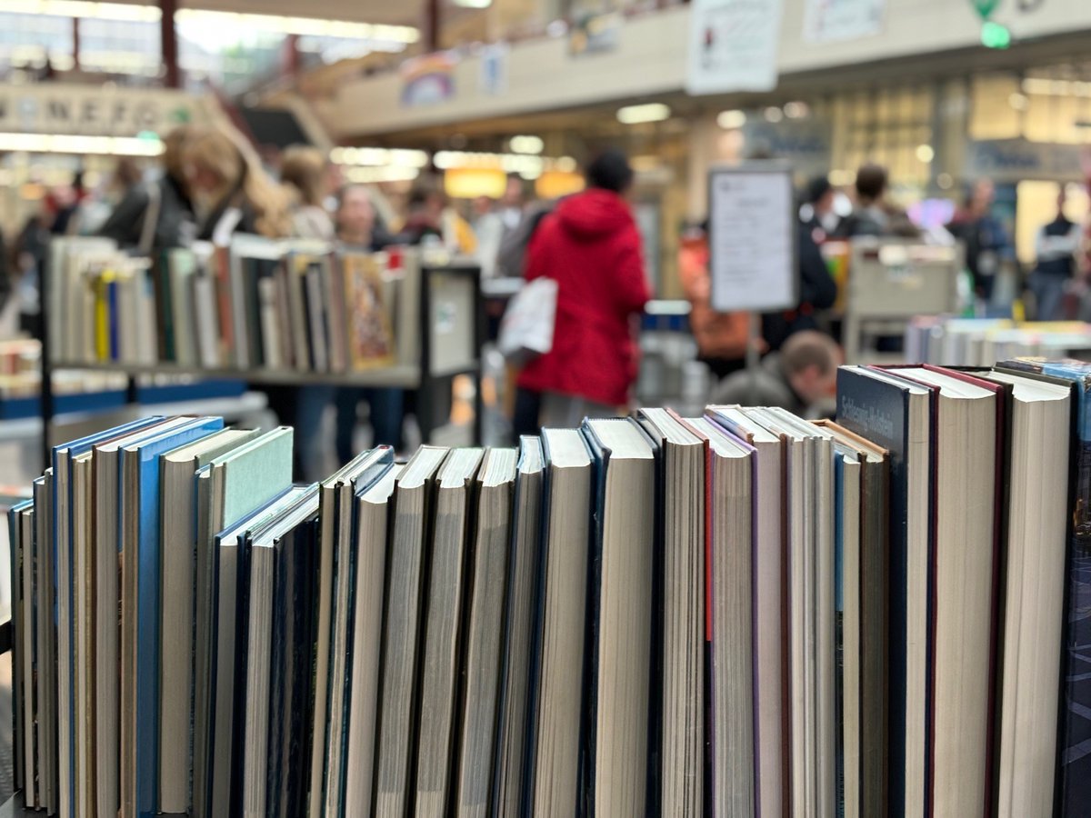 Unser #Bücherflohmarkt ist in vollem Gange – schaut gerne vorbei! #ub_bi #bielefeld #bücher
