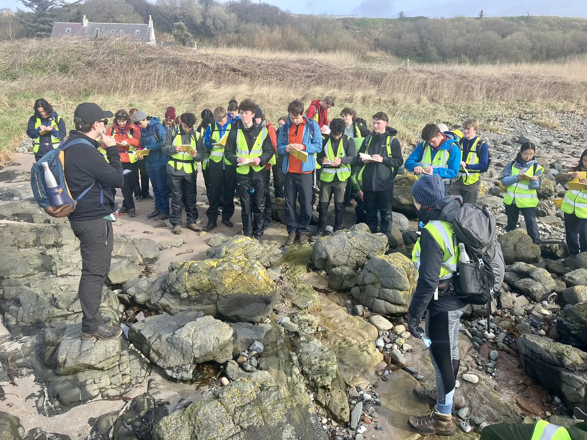 Day 2 of the @OxEarthSciences fieldtrip to #Arran - MUCH better weather. Let’s hope it stays like this 😵‍💫 #fieldwork #geology #Scotland