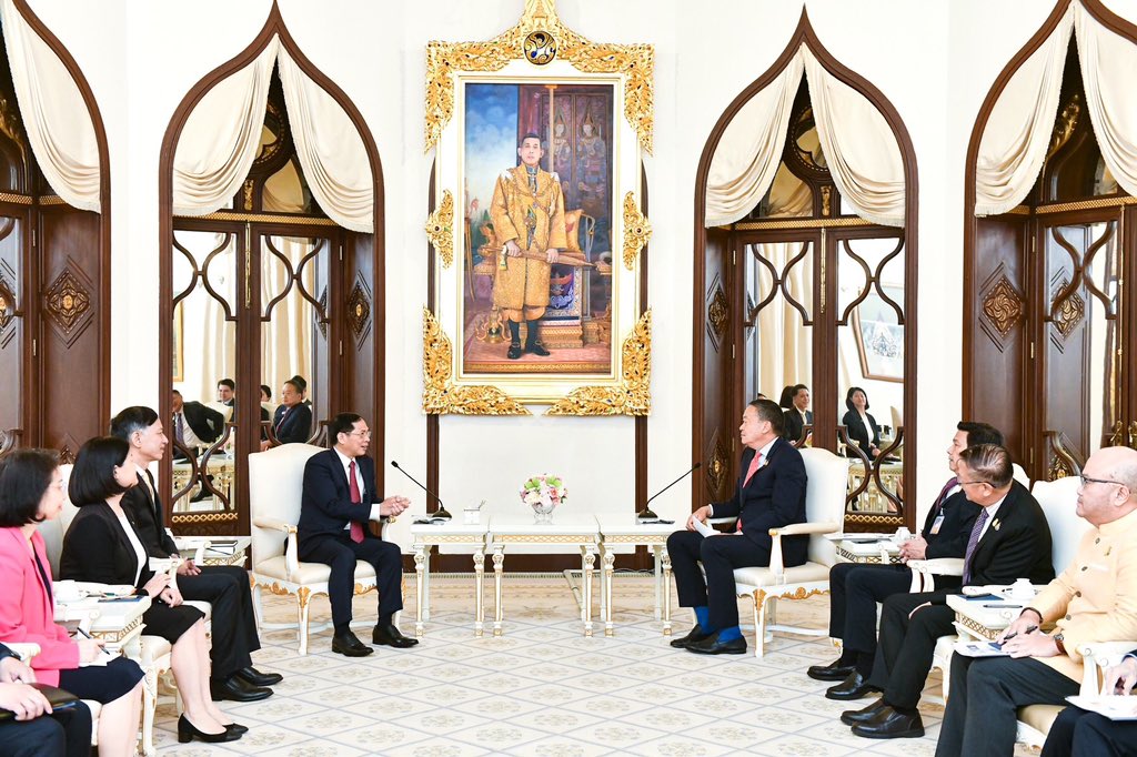 Meeting 🇹🇭PM #Srettha Thavisin @prdthailand ahead JCBC5. Grateful for the PM’s commitment to strengthening 🇻🇳🇹🇭 Enhanced Strategic Partnership. The coming 🇻🇳 🇹🇭 Joint Cabinets Retreat seeks to elevate relations with stronger cooperation in all areas, bilaterally & multilaterally