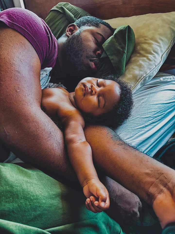 She knows she's safe on her daddy's arms.. 🥹