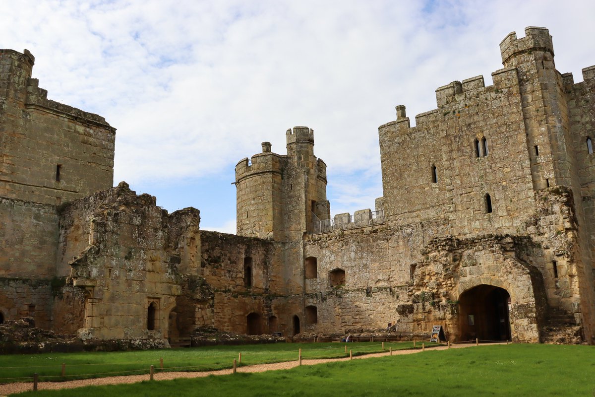 ✨Did you know?✨ No building accounts survive to explain the stages of Bodiam Castle's construction, nor diaries, letters or other personal insights into the Dallingridge family's priorities. The building is our principal witness. 📷 National Trust/Lucy Evans