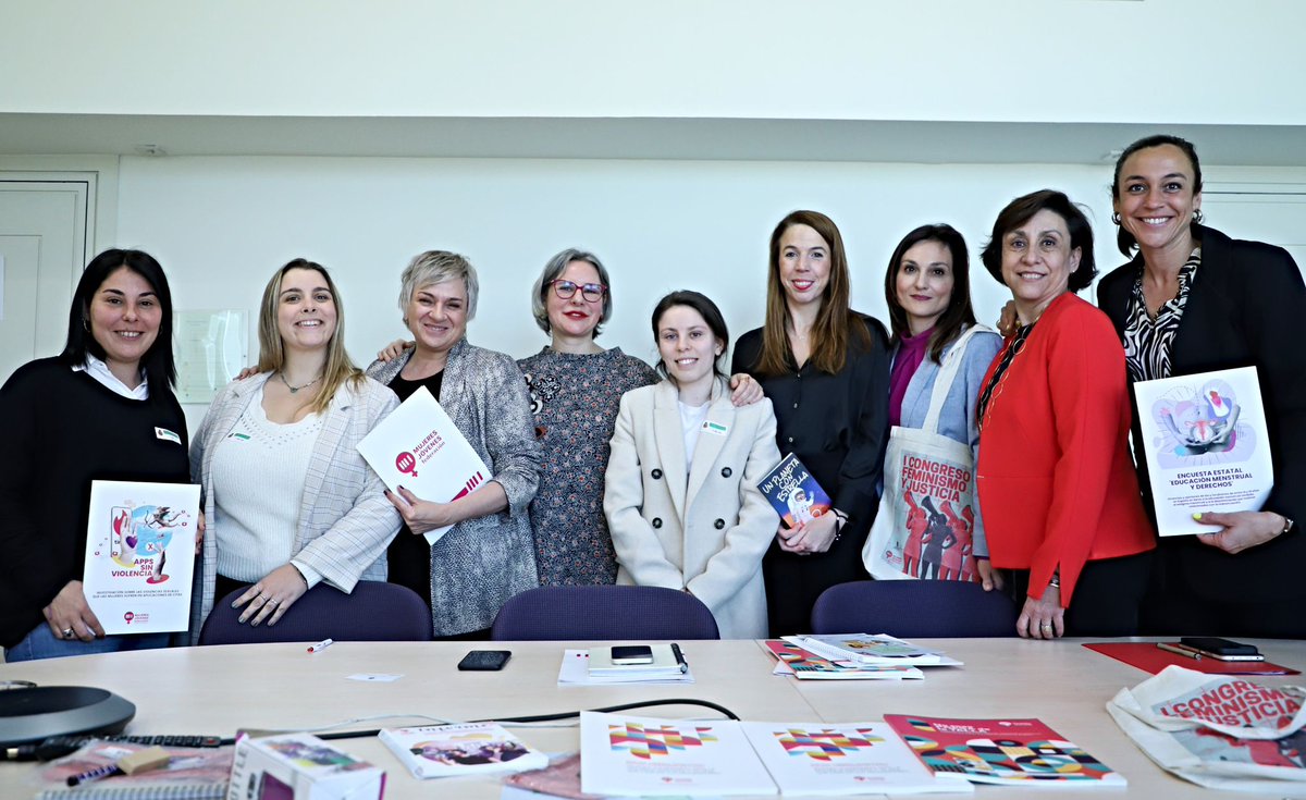 Gracias a la senadora @AraMtnezEstebanpor la reunión de ayer en @senadoesp. Continuamos trabajando por nuestros derechos y por la representación de las mujeres jóvenes en el desarrollo de políticas públicas. Gracias también a las demás senadoras y senadores que nos recibieron.✊