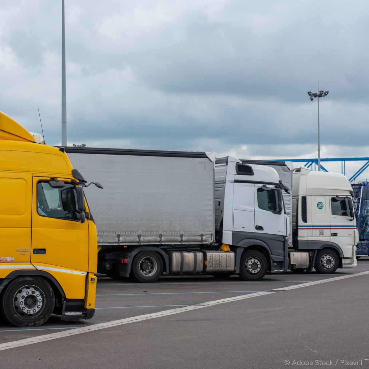 MEPs have adopted stricter CO2 emissions targets for trucks and buses. Heavy-duty vehicles account for 25% of greenhouse gas emissions from EU road transport. Read more: europa.eu/!yBBNfh